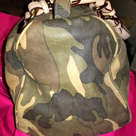 Sale!!!😍😍😍RARE! Beautiful Michael Kors Camo Bag in amazing condition - Picture 4 of 14
